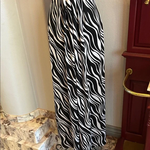 Elegant Black and White Zebra Print Maxi Dress - Picture 6 of 13
